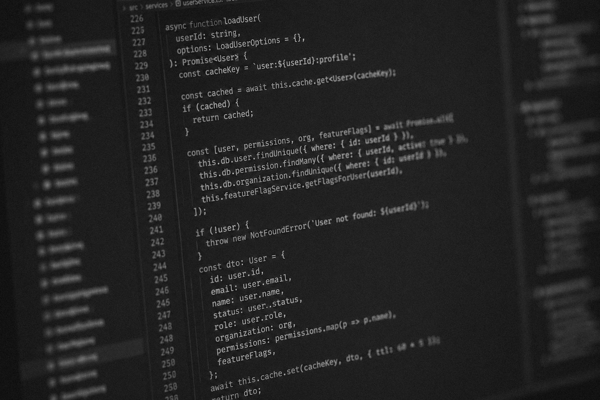 専門的なコードが表示された開発画面